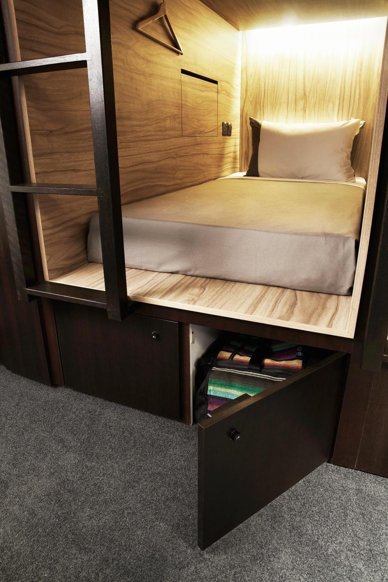Queen Pod in Mixed Dormitory Room,750259997:JPEG